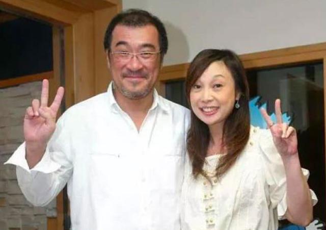 三婚好恩爱！李宗盛与小27岁娇妻深夜出街，十指紧扣似热恋情侣
