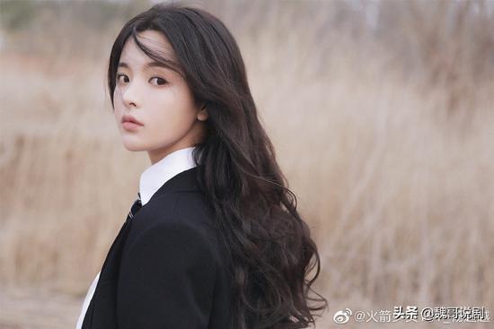 杨超越回应崩溃式发言：我不能现场发挥，准备稿子形同虚设