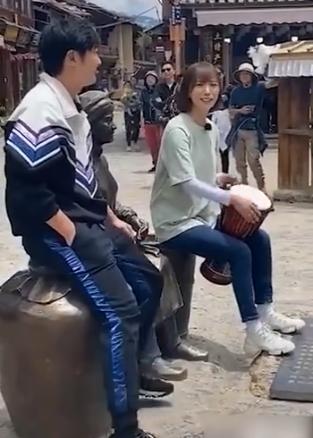 《极挑》录制事多，郭京飞王珞丹坐雕塑踩石碑，周冬雨脚踢古建筑