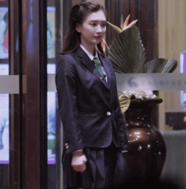江疏影"高中照"被疯传，穿JK制服逛街，这腿是被上帝吻过吗？
