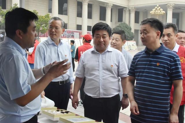 濮阳市举行绿色生活公益广场宣传活动