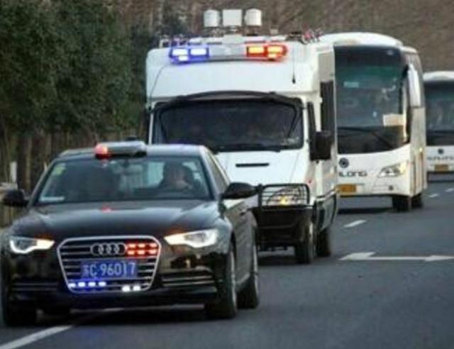 警察抓人总是拉警报，难道不怕坏人听见逃跑吗