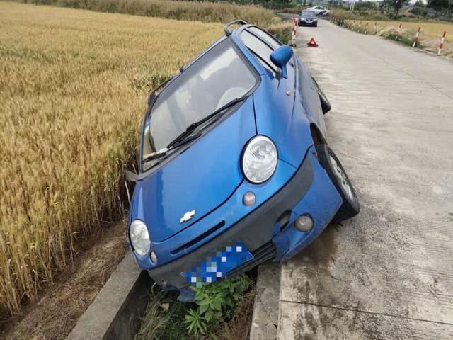 镇江一车辆方向失控 歪斜冲进麦田