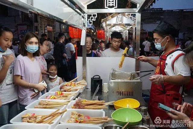 晋城南大街抓拍！众人排长队