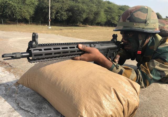 印度新枪买了100万支，怎么还背着“卡壳枪”和解放军对峙？