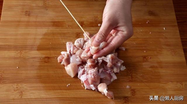 不用油炸不用烤，这是日式鸡肉串的做法，配上大葱一起吃，太香了