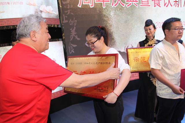 餐饮|包头烹饪餐饮饭店行业协会周年庆典暨餐饮新趋势论坛峰会举行