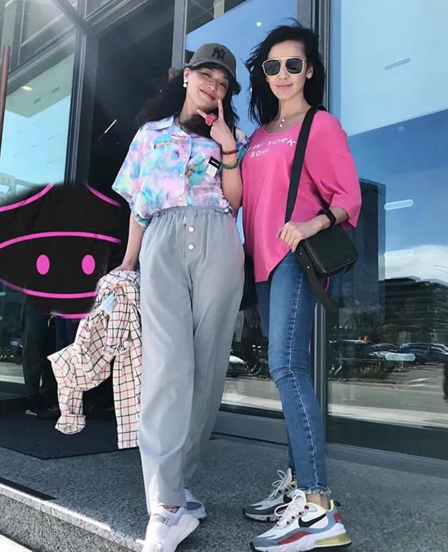 舒淇冯德伦久违秀恩爱，两人贴头同框超甜蜜，和林熙蕾夫妇聚会