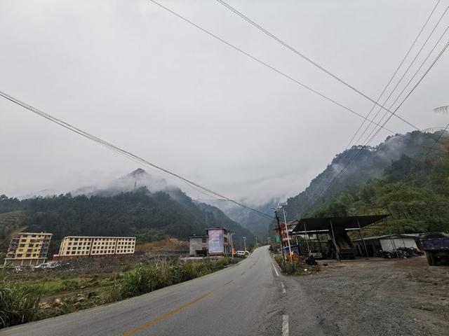 摩旅湘西，单人单车翻越湖南第一大山，雨雾中的雪峰山奇秀险峻