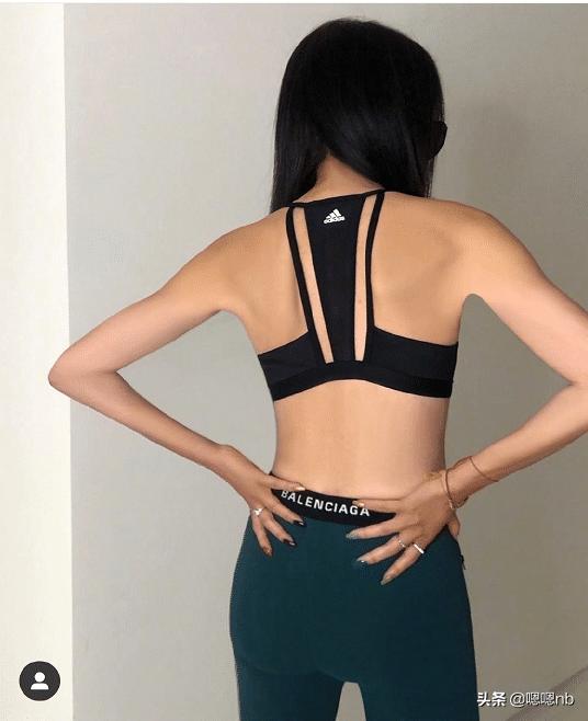 “婚纱女王”王薇薇身材绝了，71岁双腿似少女，马甲线更是逆天