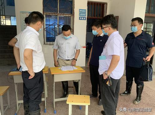 湖北武穴：李新桥、陈风等到余祥小学看望安置点群众