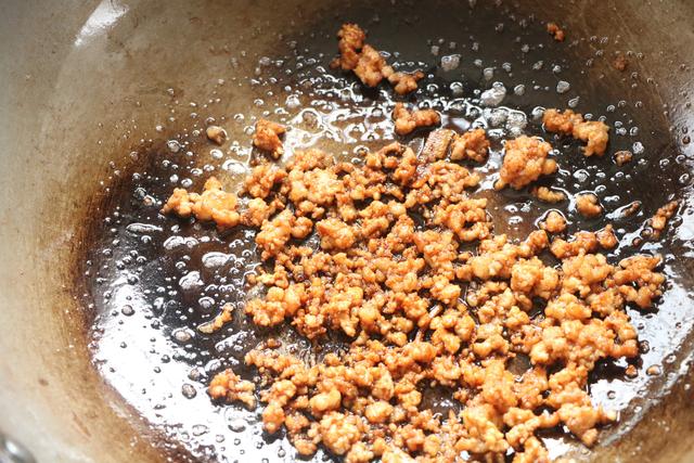 伏天别炒菜了，学会这个懒人焖饭，有菜有肉有饭，太适合懒人了