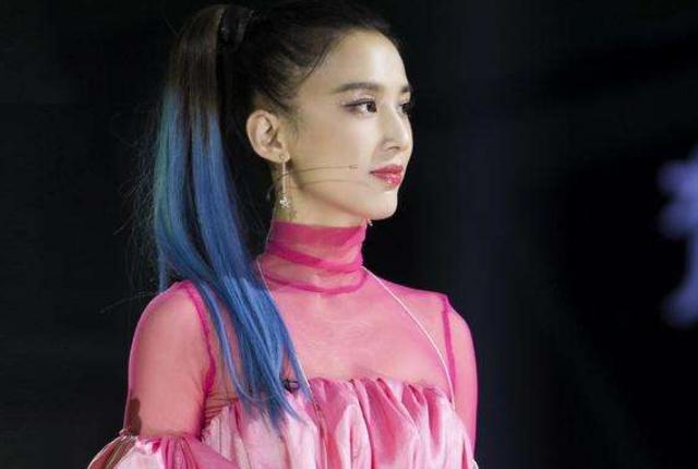 【静的】黄圣依看伊能静的表情 两人关系显露无疑是作秀还是真事？