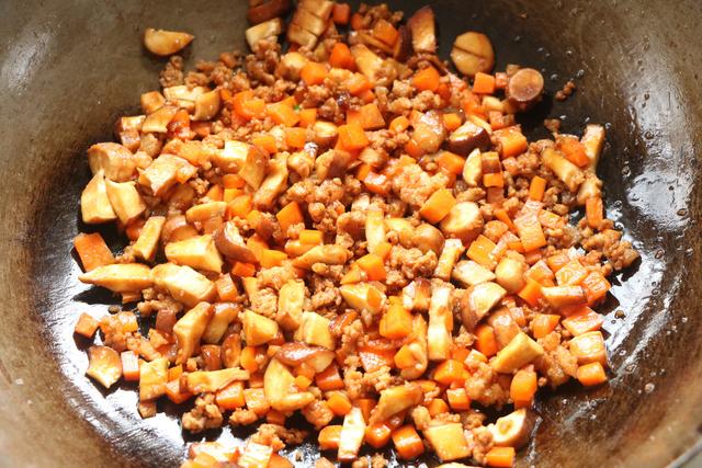 伏天别炒菜了，学会这个懒人焖饭，有菜有肉有饭，太适合懒人了