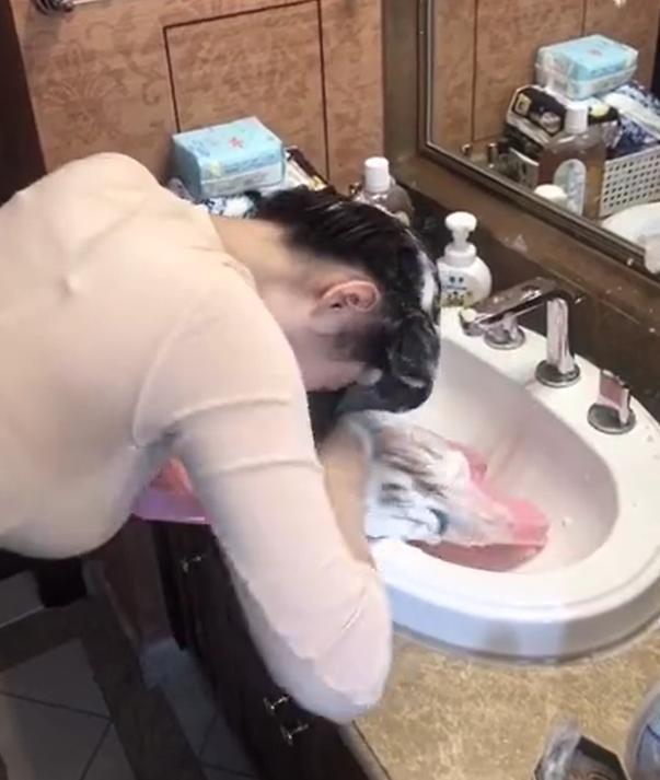 徐冬冬用搓衣板洗头引争议，被网友质疑哗众取