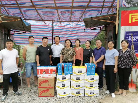 湖北武穴田在娥：防汛堤上，一路慰问，一路谢谢，一路爱心暖港城