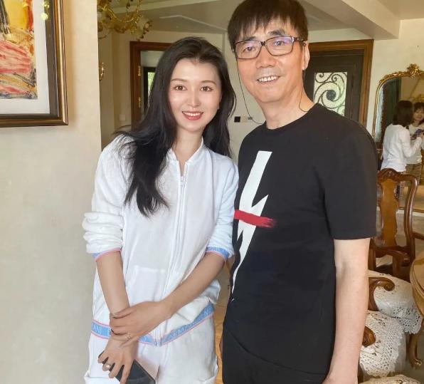 56岁范明：娶了大他6岁的女总裁，其豪宅犹如城堡一般，令人羡慕