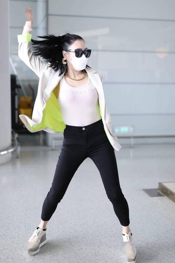 钟丽缇与年轻人合影大展风采，胸部惊人气场强