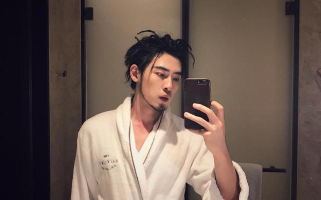 第二个仝卓？高天鹤被爆已"主动"解约，《天天向上》合照被删除