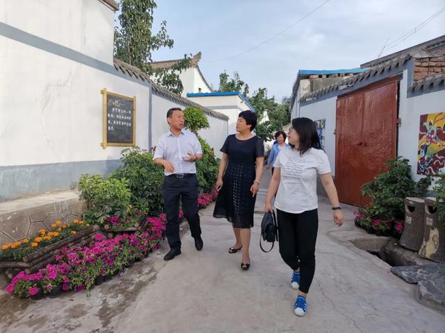 省妇联调研组一行来我市调研转变作风为基层减负工作