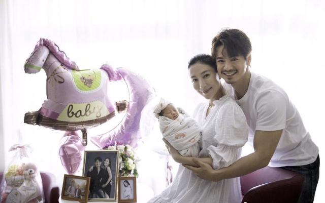 杨怡夫妇晒照为女儿庆祝百日，小公主眼睛超大像洋娃娃，大名曝光