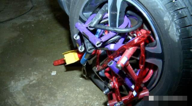 奔驰SUV违停商场门口，车轮被锁60把锁，网友：开锁工赚大了