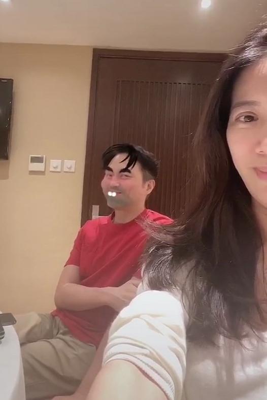 袁咏仪变老公黑粉晒其丑照，张智霖乖巧配合一脸宠溺，甜齁