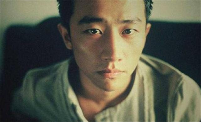 坎坷的黄轩：12岁父母离婚，19岁被张艺谋“忽悠”，21岁成孤儿