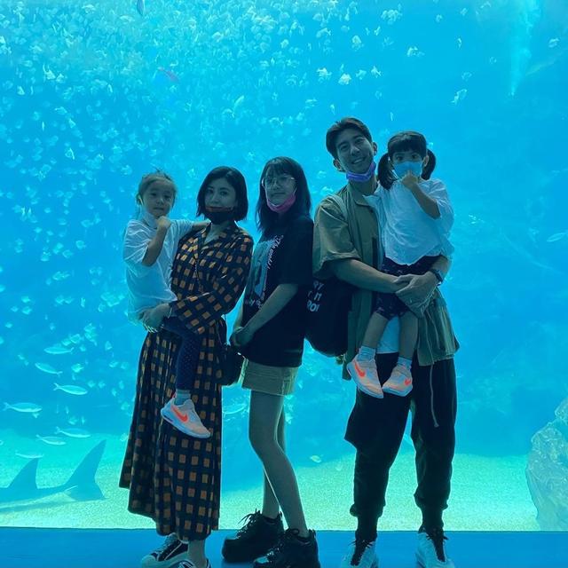 海洋馆成明星家庭旅游胜地，昆凌带儿女现身打卡，海瑟薇初成长