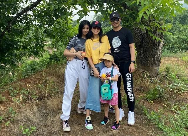 汪峰探班章子怡，女儿醒醒撞脸小苹果，一家三口同框超幸福