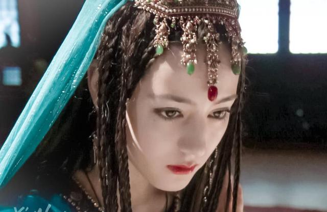 迪丽热巴越来越“Lisa化”了？齐刘海黑眼线，好似双胞胎姐妹