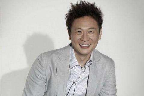 他是《神话》的“赵高”，因妻子酷爱田园生活，买下九百坪地种菜