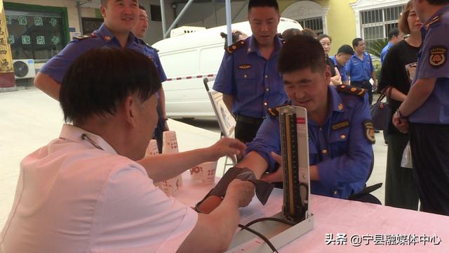 宁县医药公司开展“情系环卫工 夏日送健康”公益捐赠及义诊活动