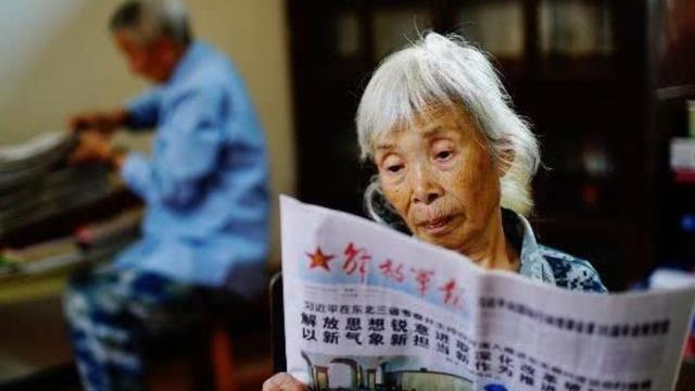 八旬老人转账300万，引起银行警觉，报警后揭开老人惊人身份