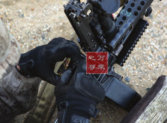 倾泻火力还是节省弹药？从轻机枪供弹方式看中