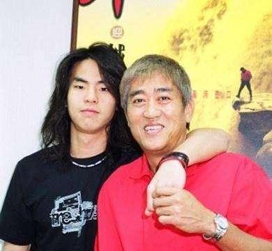去世17年的柯受良当爷爷了，儿子柯有伦喜获千金，三月份宣布怀孕