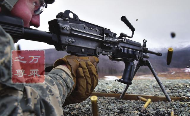 倾泻火力还是节省弹药？从轻机枪供弹方式看中