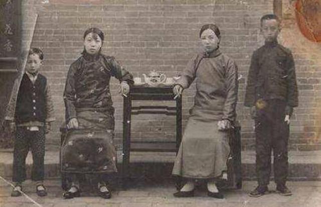 刘文彩姨太婚内偷欢多年，拿钱与戏子私奔，被