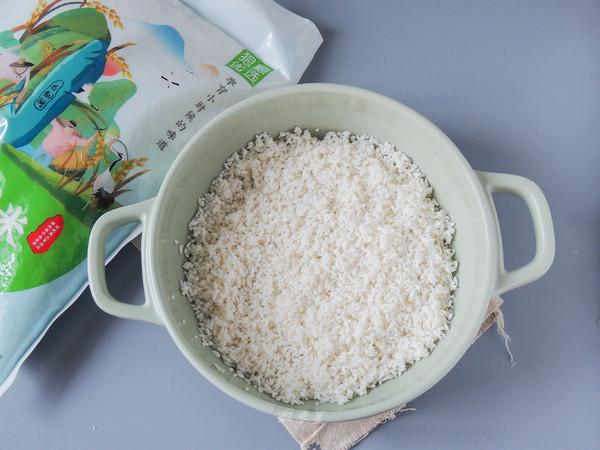 香肠煲仔饭很多人吃过不会做，教你简单做法，色泽金黄，香而不腻