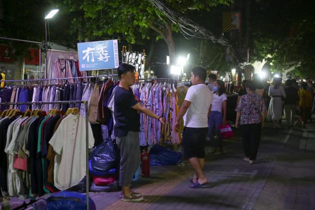 夜经济带火地摊货架销售！有线上店铺一天订单量激增两千件