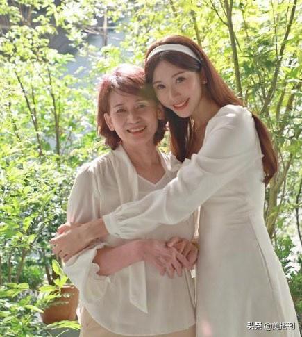 曝光|林志玲近照罕曝光疑美颜过度 穿黑T恤撞脸网红网友大呼认不出