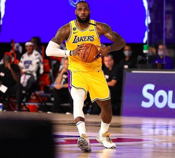 【影片】老活寶！詹姆斯救球滑出場外，板凳席全都起身想去拉，沒想到詹姆斯卻跑了…-黑特籃球-NBA新聞影音圖片分享社區