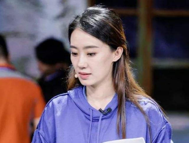 她是冯巩“女儿”，因春晚跷二郎腿一炮而红，