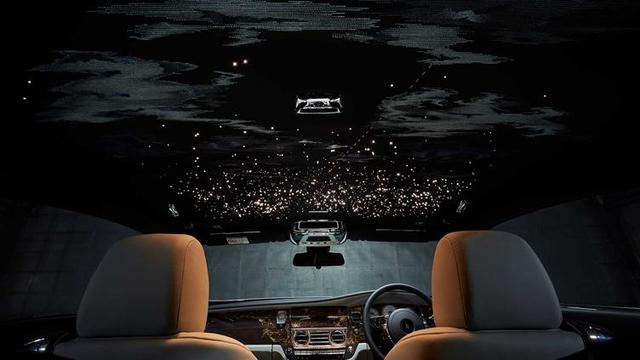全新劳斯莱斯魅影，搭载飞机引擎，车顶1183个光束，抬头见星空！