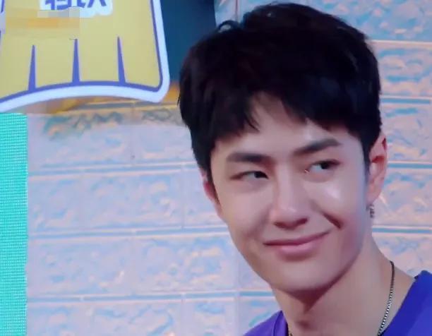 王一博主持《天天》不做功课？不认识嘉宾太尴尬，大张伟屡次提醒