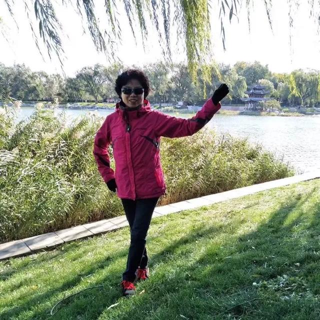 老外模仿中国大妈拍照，你妈中枪了么…哈哈哈