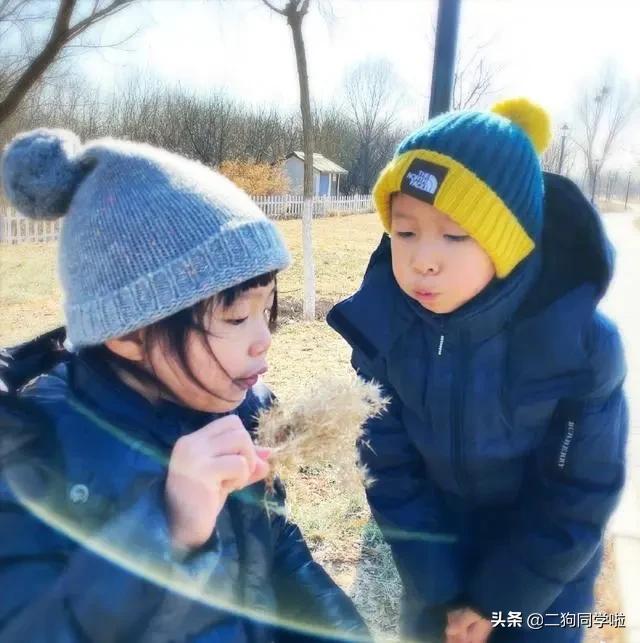 姚晨携老公穿情侣装走机场，穿“肚兜”牛仔踩