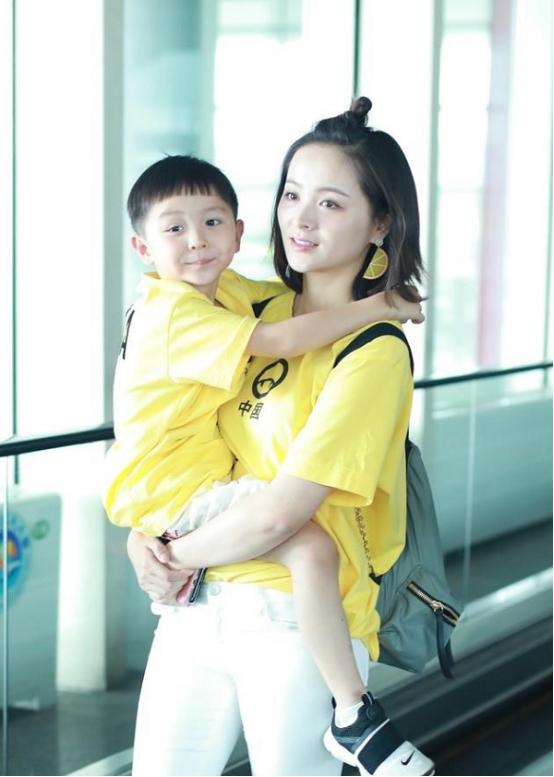 当妈的邓莎素颜太真实，虽然有点黑眼圈，但是