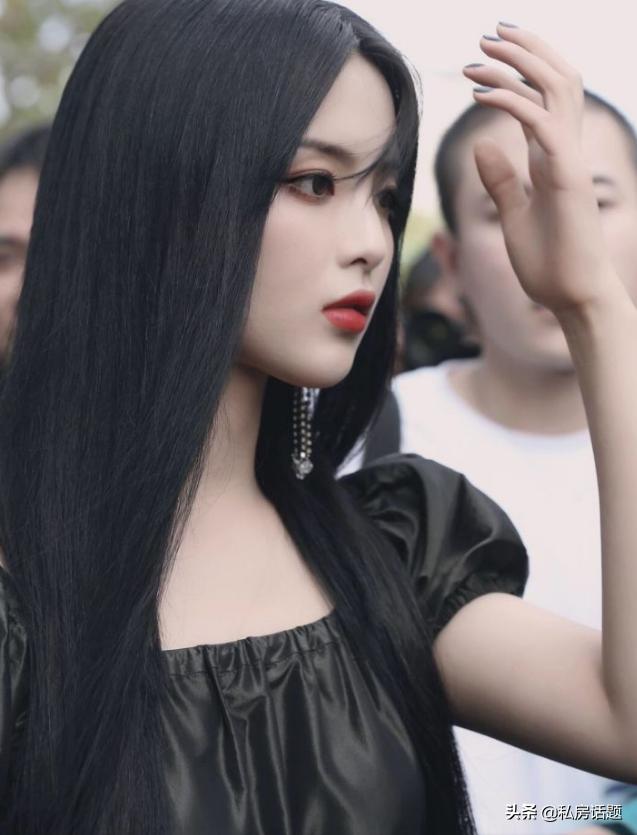 杨超越和鞠婧祎，一个初恋脸，一个高冷脸，你喜欢哪一个