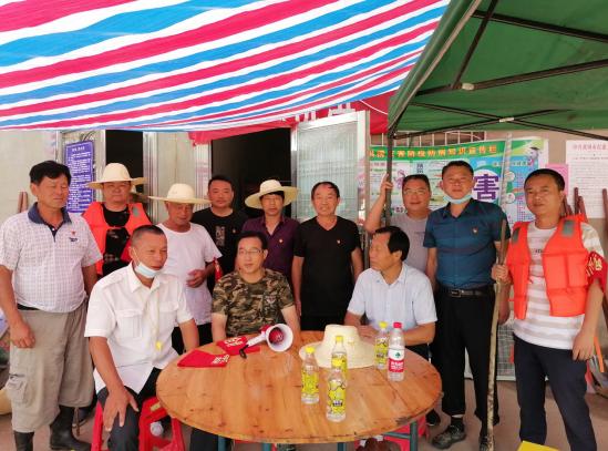 湖北武穴田在娥：防汛堤上，一路慰问，一路谢谢，一路爱心暖港城